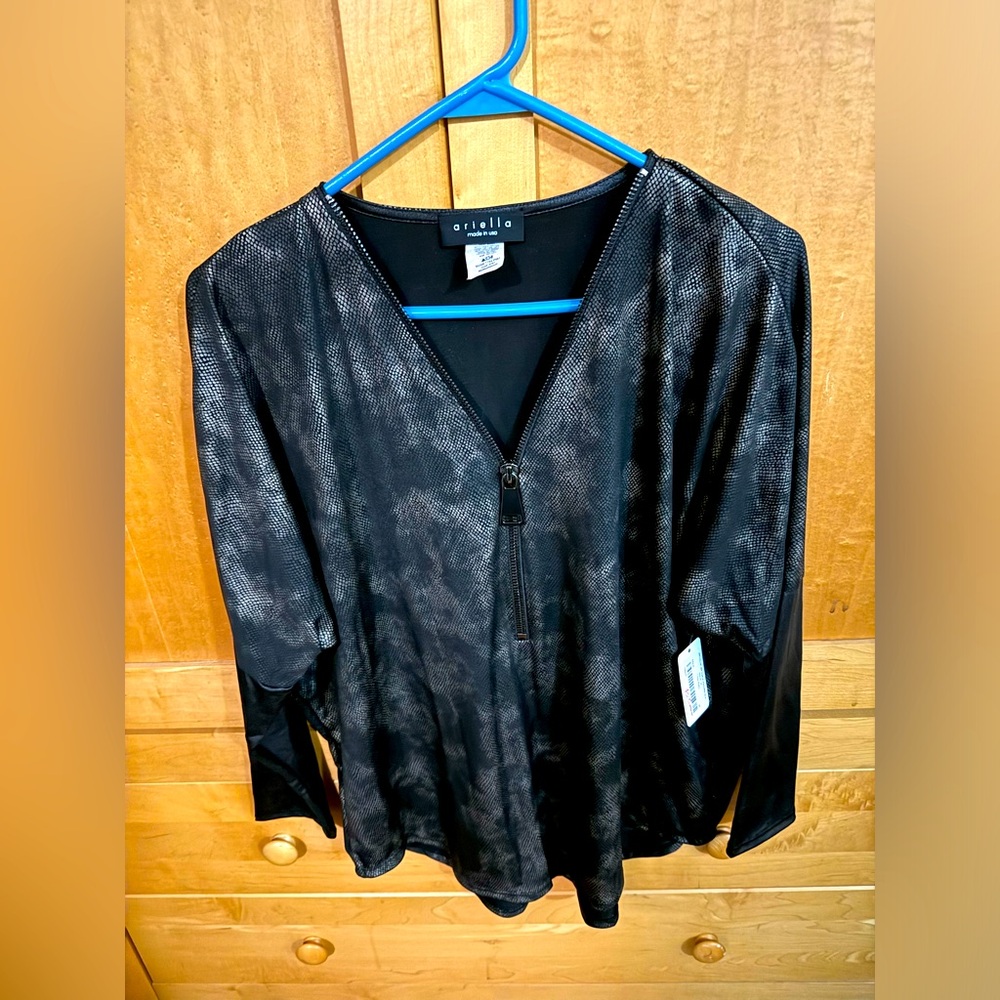 Ariella Size Medium New never worn. Still has tags on it